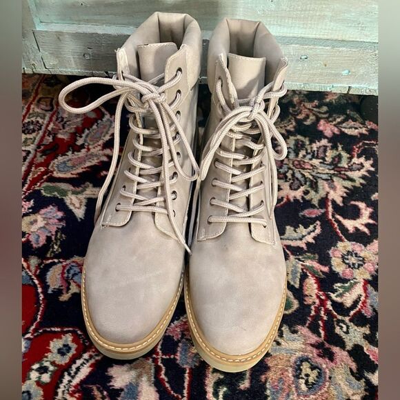 Never worn nice White Mountain boots in size 10m - Picture 1 of 6